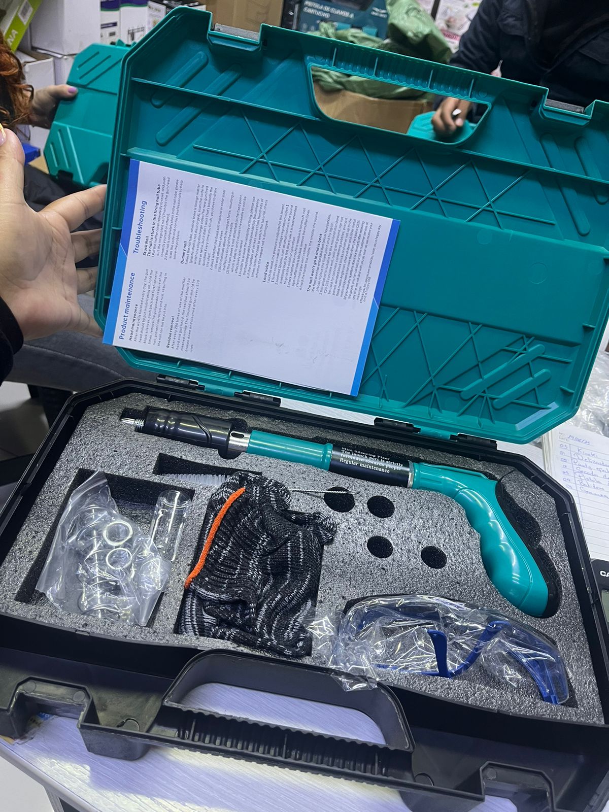 PISTOLA DE CLAVOS FULMINANTES MALETIN